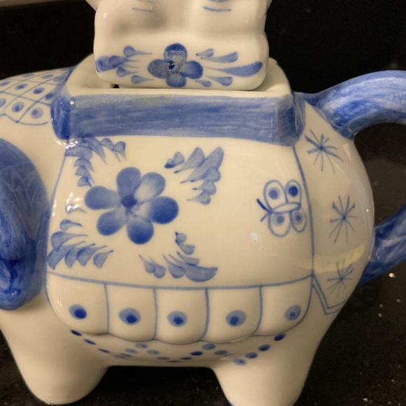 Elephant and Baby: Blue and White Floral Teapot Ceramic & Lid Vintage, Farmhouse - Picture 12 of 13